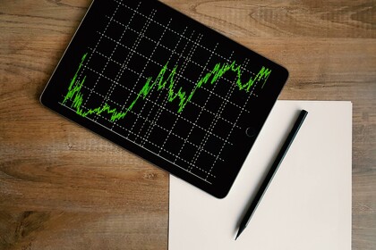 space-grey-ipad-air-with-graph-on-brown-wooden-table-187041